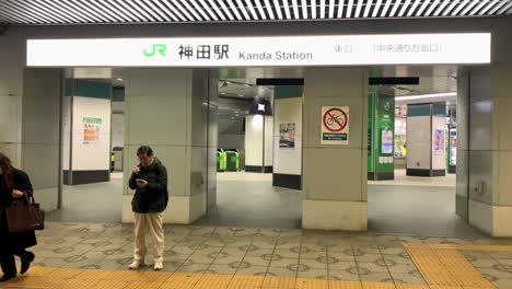 La-Fachada-De-La-Puerta-Este-De-La-Estación-Kanda-Con-Gente-Entrando