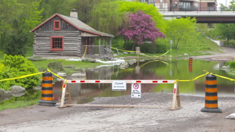 Barrera-De-Carretera-Cerrada-Colocada-Después-De-Que-Las-Inundaciones-De-Primavera-Cubrieran-Una-Carretera