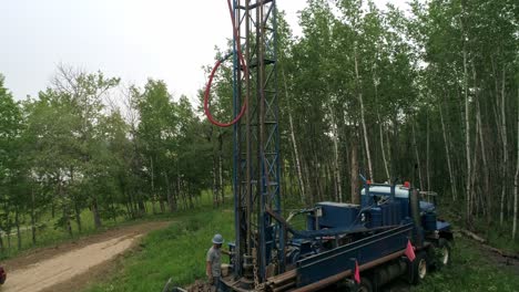 Vista-Aérea-Elevada-De-La-Plataforma-De-Perforación-De-Pozos-De-Agua-Y-La-Perforación-Del-Operador-En-Una-Zona-Rural