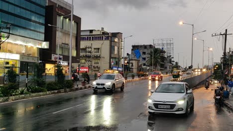 Debido-Al-Intenso-Tráfico-De-Lluvia-Moviéndose-Lentamente-En-Mg-Road-Bangalore