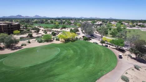 Carrera-De-Carros-De-Golf-Aéreos-A-Lo-Largo-Del-Borde-De-La-Calle-En-El-Resort-De-Golf-Westin-Kierland-Parando-En-La-Dependencia,-Scottsdale,-Arizona