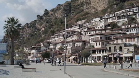 Berat,-Albania---Berat,-Ciudad-De-Las-Mil-Ventanas-Y-Patrimonio-Mundial-De-La-Unesco-De-Albania