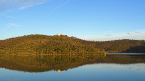 Espejo-Perfecto-Sobre-El-Depósito-De-Agua-Y-Las-Colinas-Circundantes-Encerradas-Por-La-Estructura-De-La-Presa-&quot;barrage-Du-Trapan