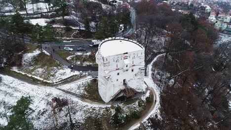 órbita-De-Rumania,-La-Torre-Blanca-De-Brasov-Durante-La-Temporada-Navideña