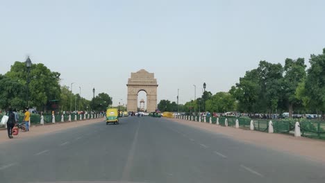 Una-Vista-De-Acercarse-A-La-Puerta-De-La-India-Por-Carreteras-Con-Autos,-Bicicletas-Y-Personas-Que-Vienen-En-La-Dirección-Opuesta