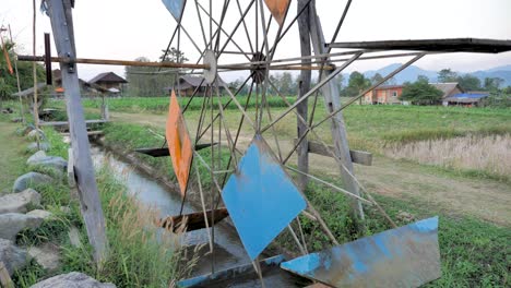 Bunte-Wassermühle-Im-Landwirtschaftlichen-Gebiet,-Provinz-Nan,-Thailand