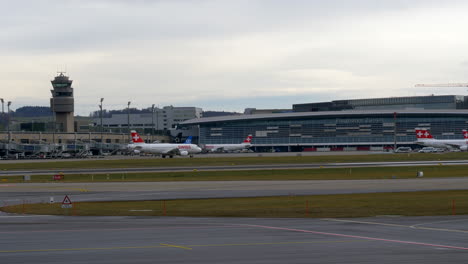 Un-Avión-De-Línea-Aérea-Que-Se-Dirige-A-La-Puerta-Frente-A-La-Terminal-En-Un-Aeropuerto-Ocupado