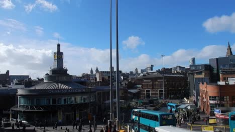 Vista-Por-Encima-De-La-Terminal-De-Autobuses-De-La-Calle-Liverpool-Paradise-Al-Horizonte-De-La-Ciudad-En-Un-Día-Soleado