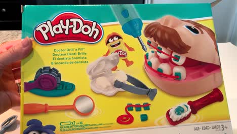 Mano-Presentando-La-Clásica-Caja-De-Juguetes-Play-doh-Doctor-Fill-&#39;n-Drill