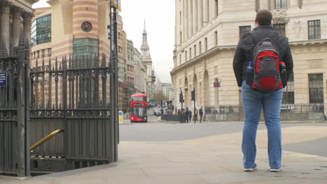 Zoom-Out-En-Un-Autobús-Rojo-De-Dos-Pisos-Y-Un-Turista-Y-Trabajadores-Financieros-Perdidos-En-El-Distrito-Financiero-De-Londres