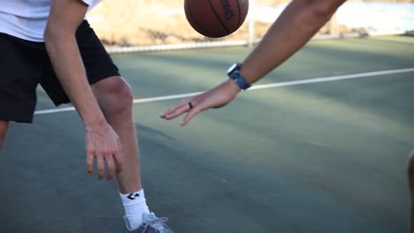 Zwei-Männer-Spielen-1-gegen-1-Basketball-Auf-Einem-Basketballplatz-Im-Freien-In-Hawaii