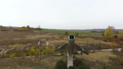 Toma-Panorámica-Aérea-Alrededor-Del-Museo-De-Aviones-De-Combate