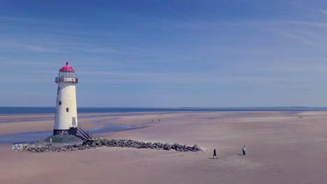 Imágenes-De-Drones-Que-Muestran-El-Punto-Del-Faro-De-Ayr,-Playa-De-Talacre,-Norte-De-Gales,-Reino-Unido