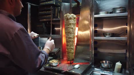 Chef-Haciendo-Sándwiches-De-Shawarma-En-Un-Restaurante