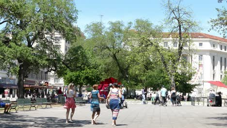 Turistas-En-El-Centro-De-San-Antonio-Relajándose-En-La-Plaza-Fuera-Del-Alamo-Texas