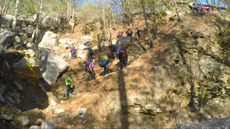 Montañeros-Del-Himalaya-De-Un-Instituto-De-Formación-De-Montañismo-En-Su-Camino-Hacia-El-Sendero