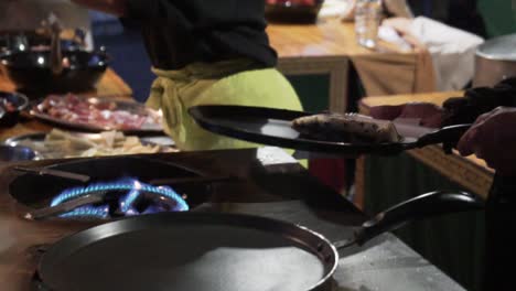 Dando-Un-Panqueque-Doblado-A-Un-Cliente-En-Un-Mercado-Callejero-En-España