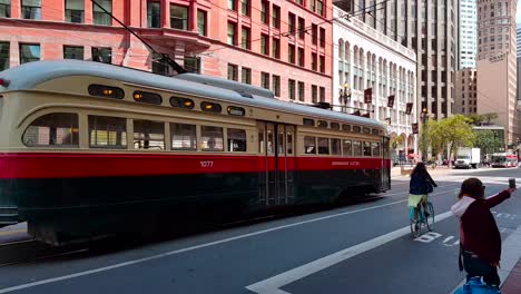 Foto-De-Un-Tranvía-Histórico-Que-Pasa-Por-La-Calle-Del-Mercado-En-Un-Día-De-Verano-En-San-Francisco,-California,-Ee.uu.