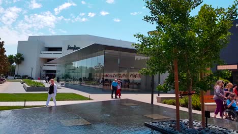 Toma-Exterior-De-La-Moderna-Tienda-De-Manzanas-De-Vidrio-En-El-Centro-Comercial-De-Stanford,-California,-Ee.uu.