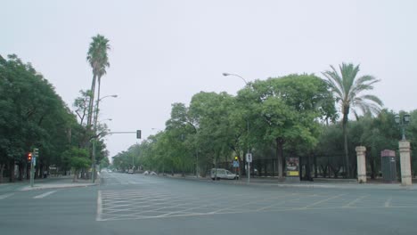 Ampel-Blinkt-Auf-Der-Leeren-Avenida-Eduardo-Dato-In-Sevilla,-Spanien,-Heranzoomen