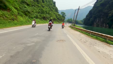 Siguiendo-A-Una-Motocicleta-Que-Se-Abre-Paso-Entre-El-Tráfico-Que-Sale-De-La-Ciudad-De-Ha-Giang