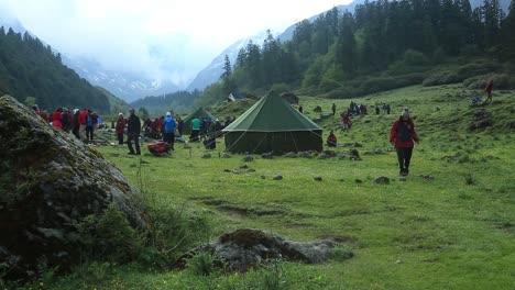 Montañeros-Del-Himalaya-De-Un-Instituto-De-Formación-De-Montañismo-En-Camino-Al-Sendero-Con-Artículos-Esenciales