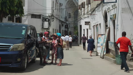 Touristen-Und-Einheimische-Gehen-In-Der-Straße-Von-Stone-Town-Auf-Der-Insel-Sansibar-Spazieren