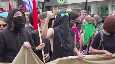 Marcha-Antifa-Para-Protestar-Contra-Tommy-Robinson-En-Londres,-Reino-Unido