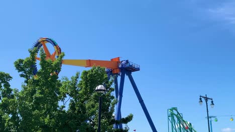 Video-En-Cámara-Lenta-Del-Paseo-Maxair-En-El-Parque-De-Atracciones-Cedar-Point-En-Sandusky,-Oh