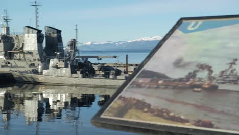 Cartel-De-Rack-De-Enfoque-Y-Barco-Militar-Atracado-En-El-Muelle-Del-Ejército-Argentino-En-Ushuaia