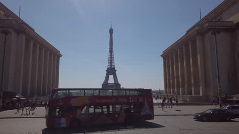 Sightseeing-Tourbus-In-Der-Nähe-Des-Trocadero-Platzes-Mit-Der-Pariser-Skyline-Dahinter