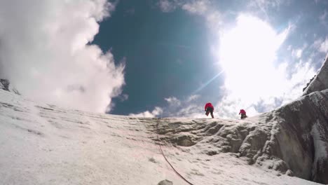 Montañeros-Del-Himalaya-Escalada-En-Hielo-Con-Su-Equipo-De-Escalada-En-Hielo