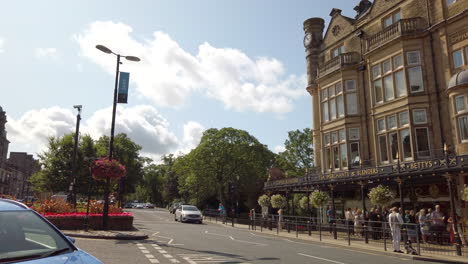 Der-Schwenk-Zeigt-Eine-Aufnahme-Von-Bettys-Teestube-In-Harrogate-Mit-Vorbeifahrendem-Verkehr