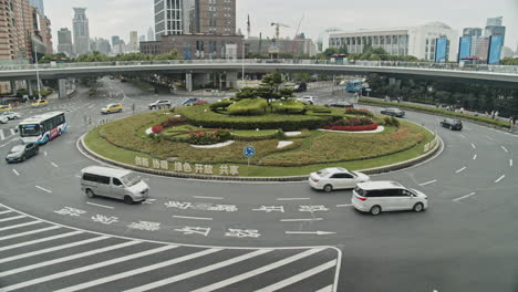 Lapso-De-Tiempo-De-Una-Intersección-Circular-Con-Automóviles,-Autobuses-Que-Pasan-Por-Debajo-De-Una-Pasarela-Elevada-En-El-área-De-Luziazui-De-Shanghai,-China