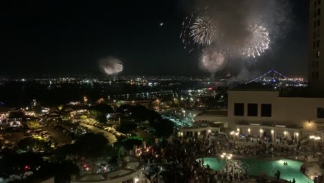 El-Espectáculo-De-Fuegos-Artificiales-Del-4-De-Julio-Big-Bay-Boom-Desde-El-Hotel-Grand-Hyatt-De-Manchester-En-El-Centro-De-San-Diego