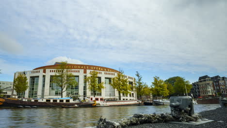 Los-Cruceros-Por-Los-Canales-Y-Los-Barcos-De-Alquiler-Para-Turistas-Pasan-Por-Uno-De-Los-Famosos-Canales-De-Amsterdam