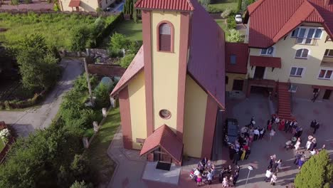 Toma-Aérea-De-Una-Ceremonia-De-Boda-En-Una-Pequeña-Iglesia-En-Un-Campo