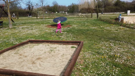 Una-Joven-Que-Sale-De-Un-Foso-De-Arena-En-El-Parque-Antes-De-Correr-Por-El-Césped