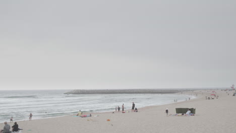 Ein-Fast-Leerer-Strand-Mit-Einigen-Familien