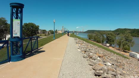 Ciclista-En-Bicicleta-A-Lo-Largo-Del-Río-Ohio-En-El-Sendero-De-Descubrimiento-Americano