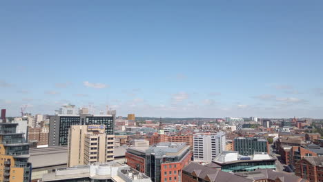 Panorámica-De-Derecha-A-Izquierda-Del-Horizonte-Del-Centro-De-La-Ciudad-De-Leeds,-Incluida-La-Estación-De-Leeds---Muelle-De-Granero-En-Un-Hermoso-Día-De-Verano-Con-Cielo-Azul