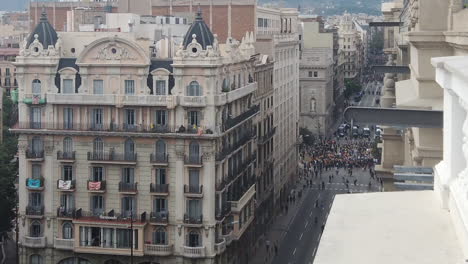 Catalan-police-trying-to-stop-the-protest-on-Via-Laietana-in-Barcelona