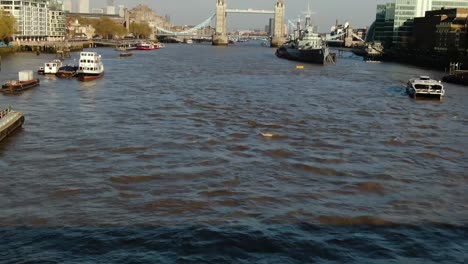 Yacht-In-Der-Berühmten-Brücke-In-Der-Londoner-City