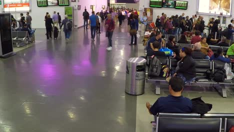 Miles-De-Personas-Caminan-A-Diario-Por-Los-Pasillos-Del-Aeropuerto-De-La-Ciudad-De-Mexico