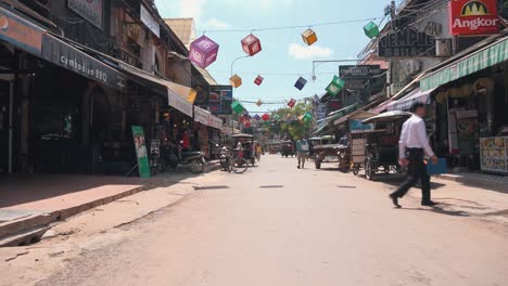 Walking-Through-Pub-Street-in-the-Day