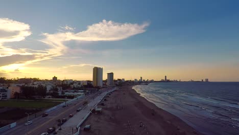 Vista-Aerea-Sobre-La-Playa-De-Boca-Del-Rio,-Veracruz,-Con-Una-Espectacular-Puesta-De-Sol