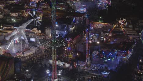 Vista-Aérea-De-Una-Feria-De-Diversión-En-La-Noche