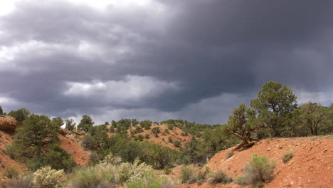 Trockenes-Bachbett-Mit-Sturmwolken-Darüber-Im-Capitol-Reef-Nationalpark