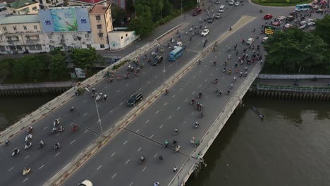 Tiro-De-Grúa-Ascendente-Del-Tráfico-Nocturno-Sobre-El-Puente-Dien-Bien-Phu,-Distrito-De-Binh-Thanh,-Ciudad-De-Ho-Chi-Minh,-Vietnam,-Que-Cruza-El-Canal-Hoang-Sa