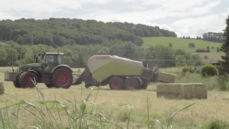 Tractor-En-Campos-De-Heno-Tirando-De-Una-Empacadora